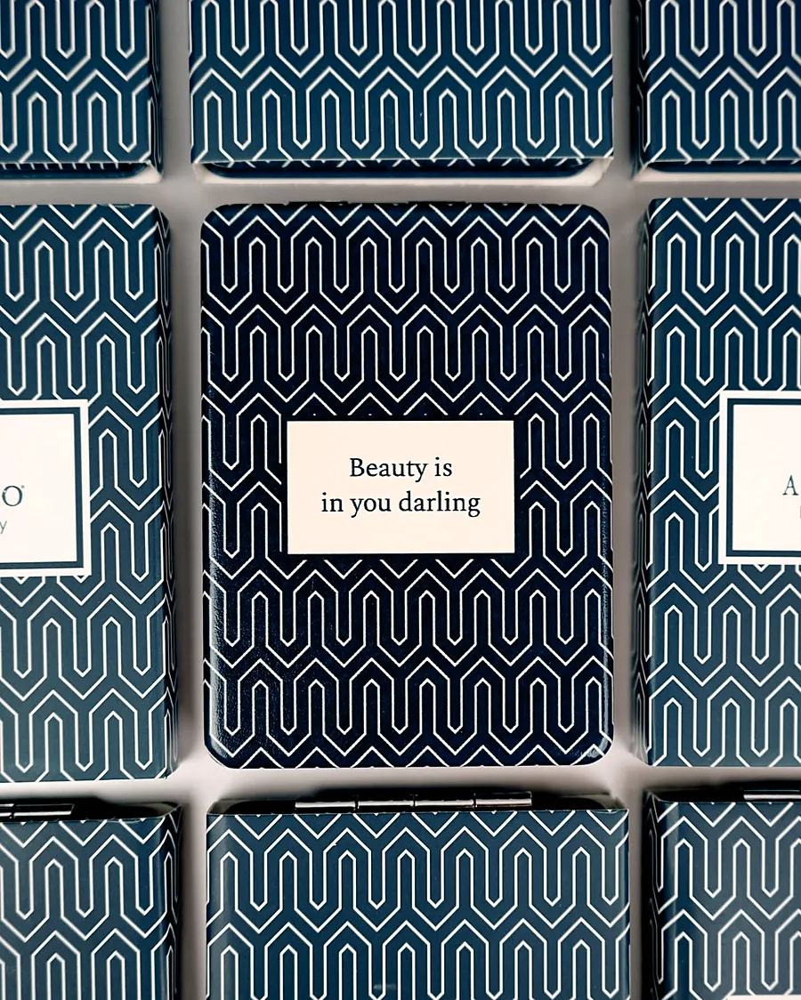 Verpackungen des Taschenspiegels mit der Aufschrift Beauty is in you darling