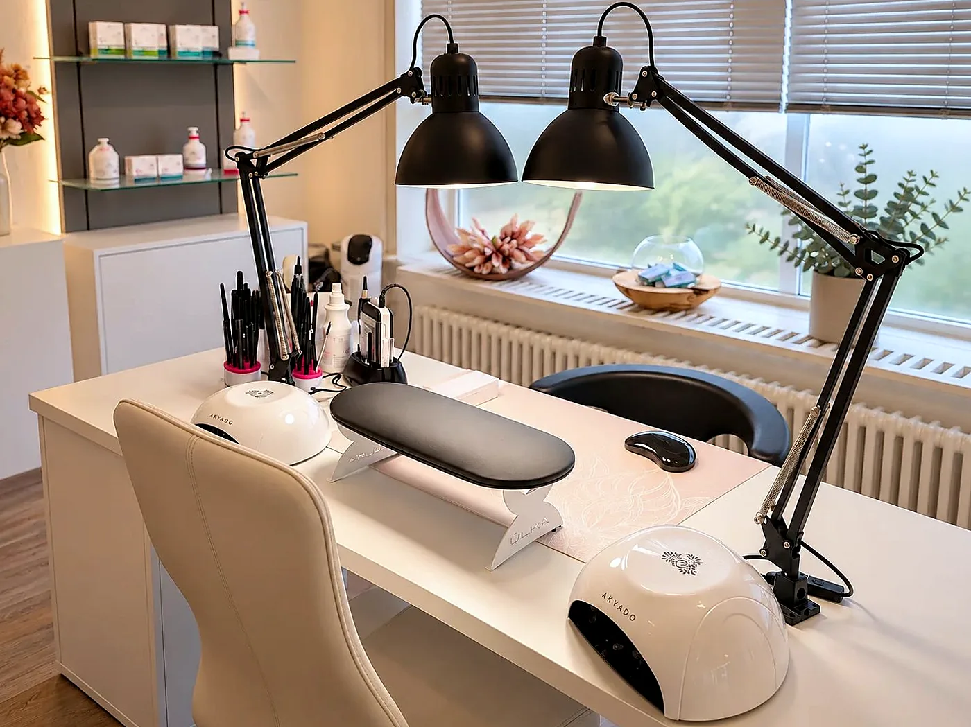 Heller Nagelplatz mit zwei Leuchten und Blick aus dem Fenster